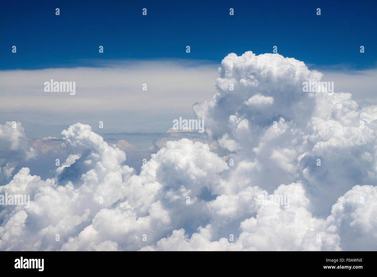 Bildung der Wolken am blauen Himmel. Los Cabos, Mexiko Baja California Sur. Stockfoto