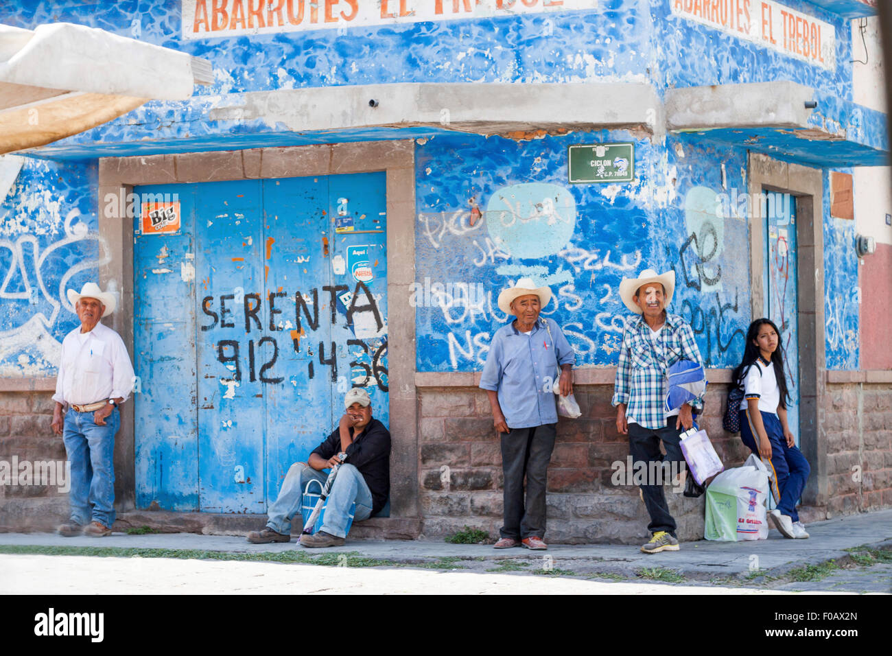 Menschen, die an der Bushaltestelle stehen. San Luis Potosi, SLP. Mexiko Stockfoto