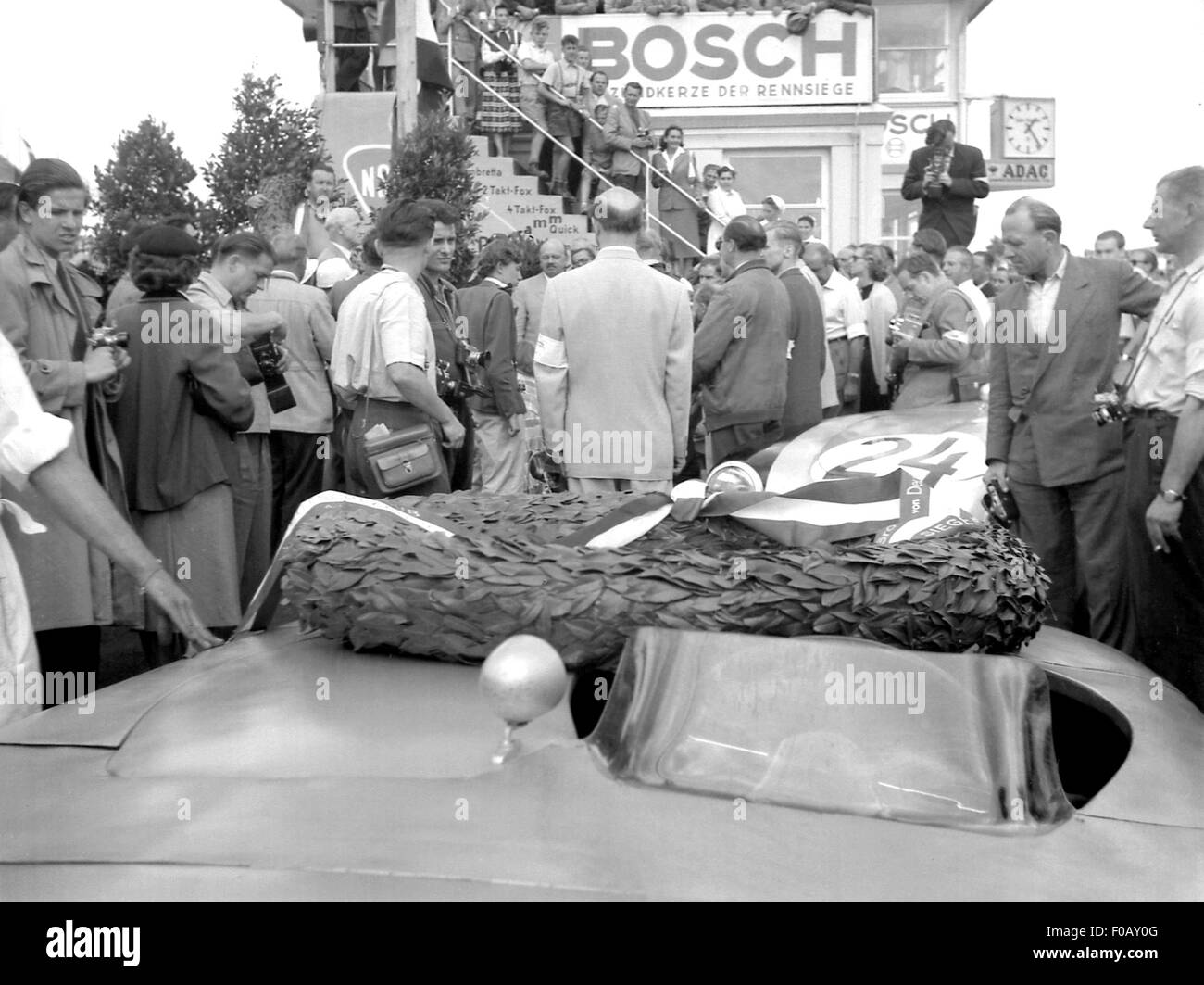 Deutschen GP Nürburgring 1952, König MERCEDES-Fahrzeuge bei der Siegerehrung Stockfoto