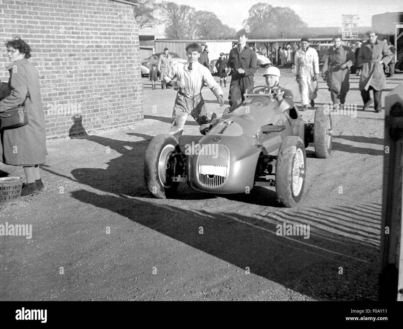 Stirling Moss in seinem HWM bei GOODWOOD PADDOCK 1951 Stockfotografie