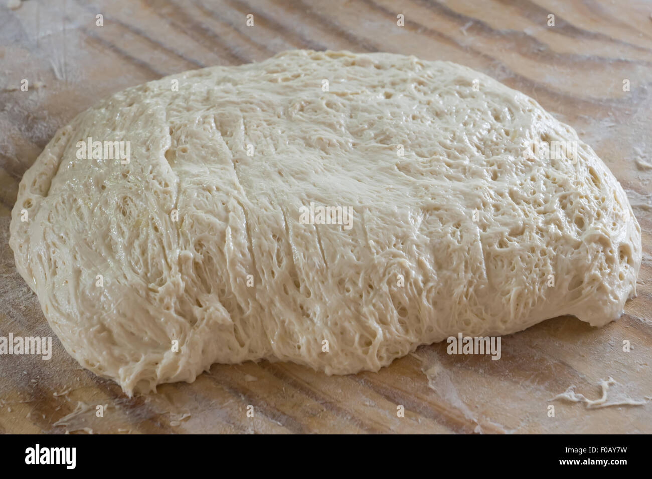 Guß weißes Mehl auf dem Tisch Stockfoto