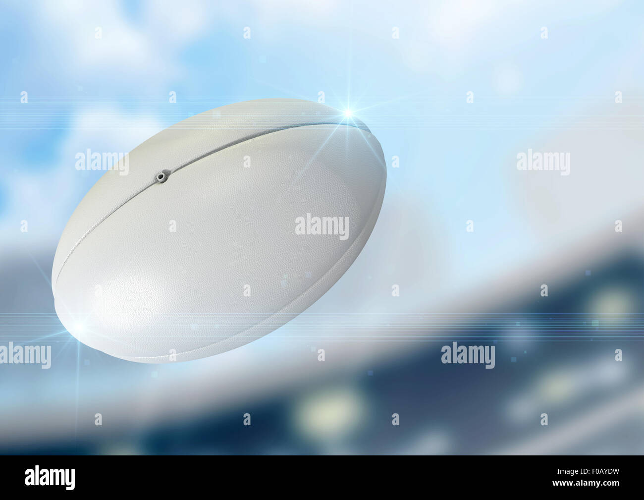 Eine regelmäßige Rugby-Ball fliegen durch die Luft auf einem Stadion Hintergrund während des Tages Stockfoto