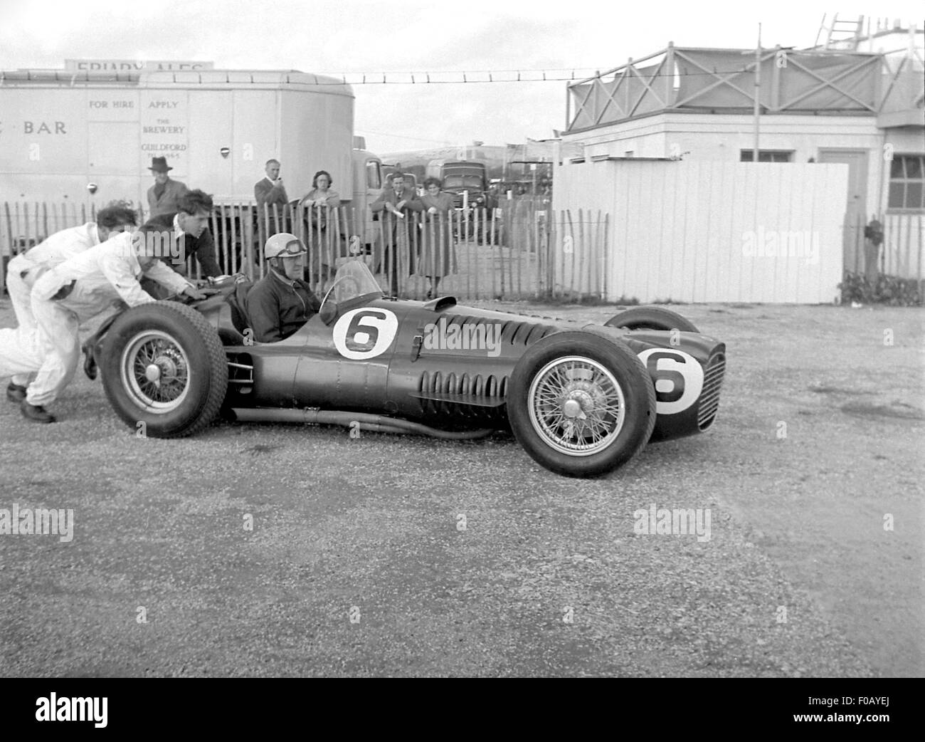 Reg Parnell in seinem BRM-1953 Stockfoto