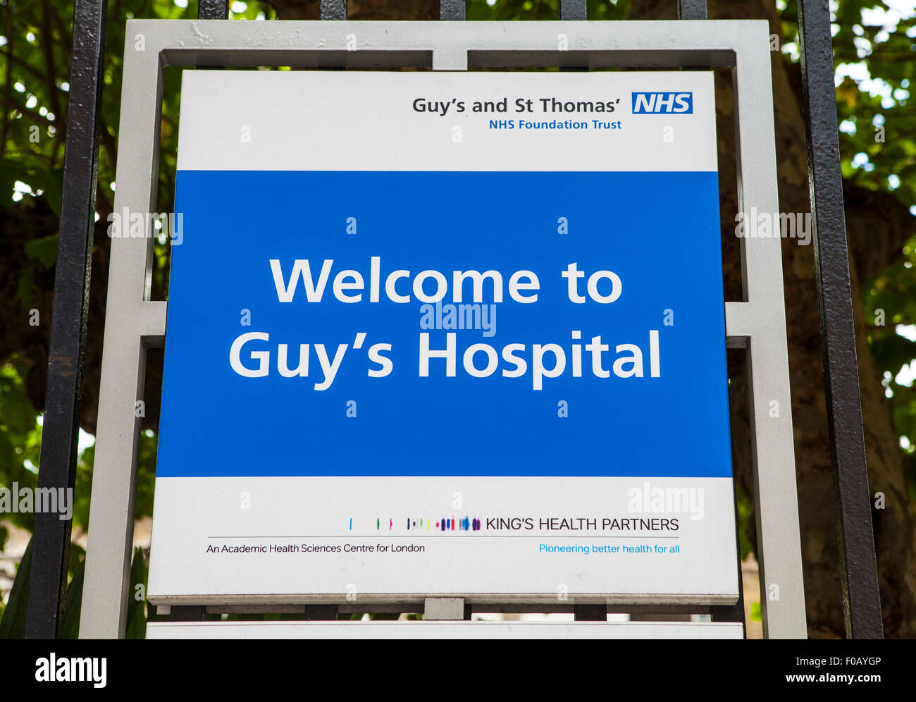 LONDON, UK - 7. August 2015: Ein Schild am Eingang zum Guy's Hospital im Zentrum von London am 7. August 2015. Stockfoto