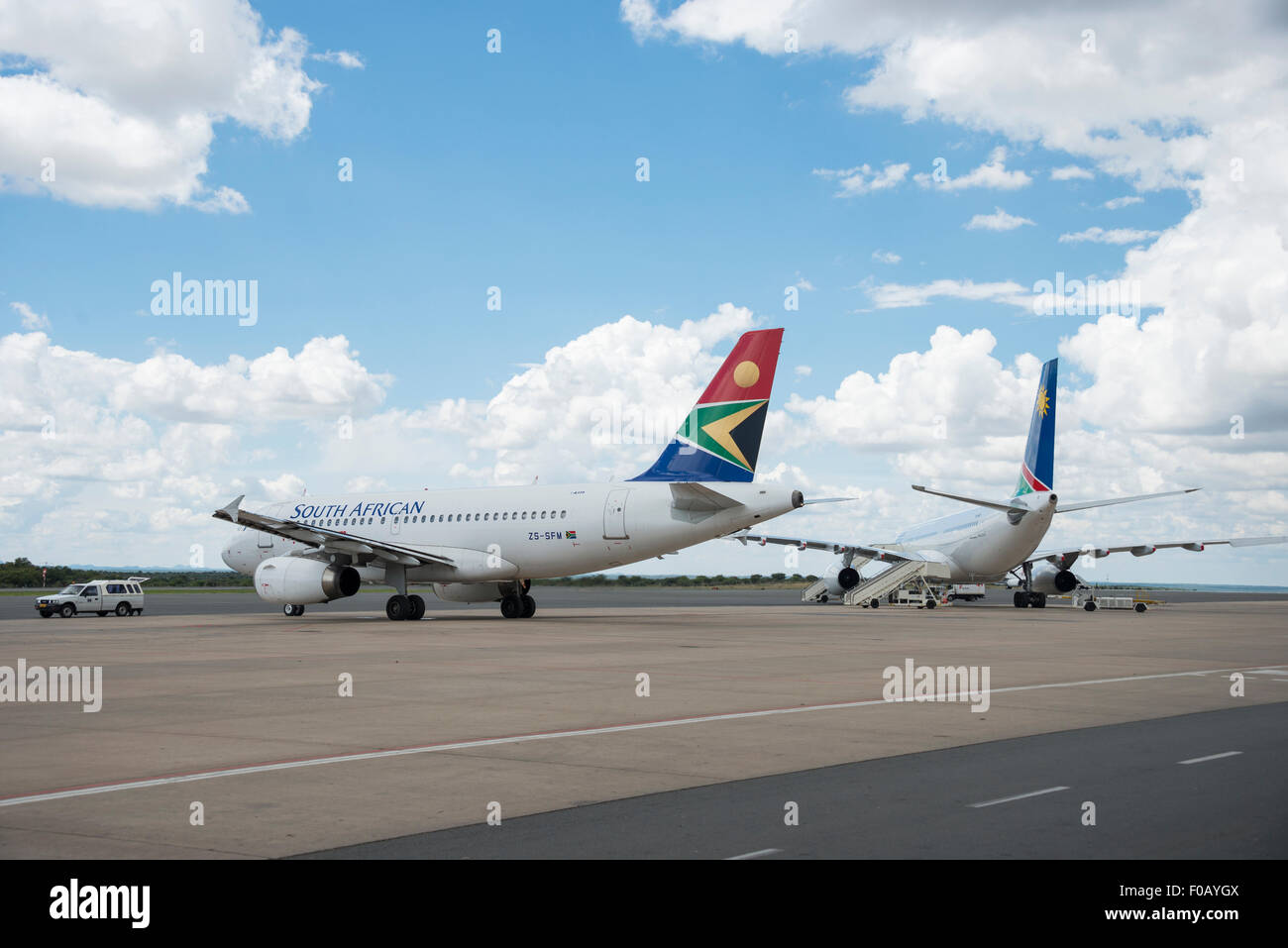 South African Airways Airbus A319 und Air Namibia Flugzeug am internationalen Flughafen Hosea Kutako, Windhoek, Republik Namibia Stockfoto