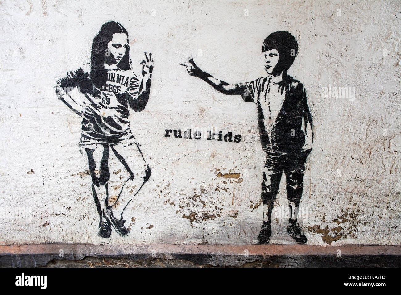 LONDON, UK - 7. August 2015: Rude Kids Graffiti in London am 7. August 2015. Stockfoto
