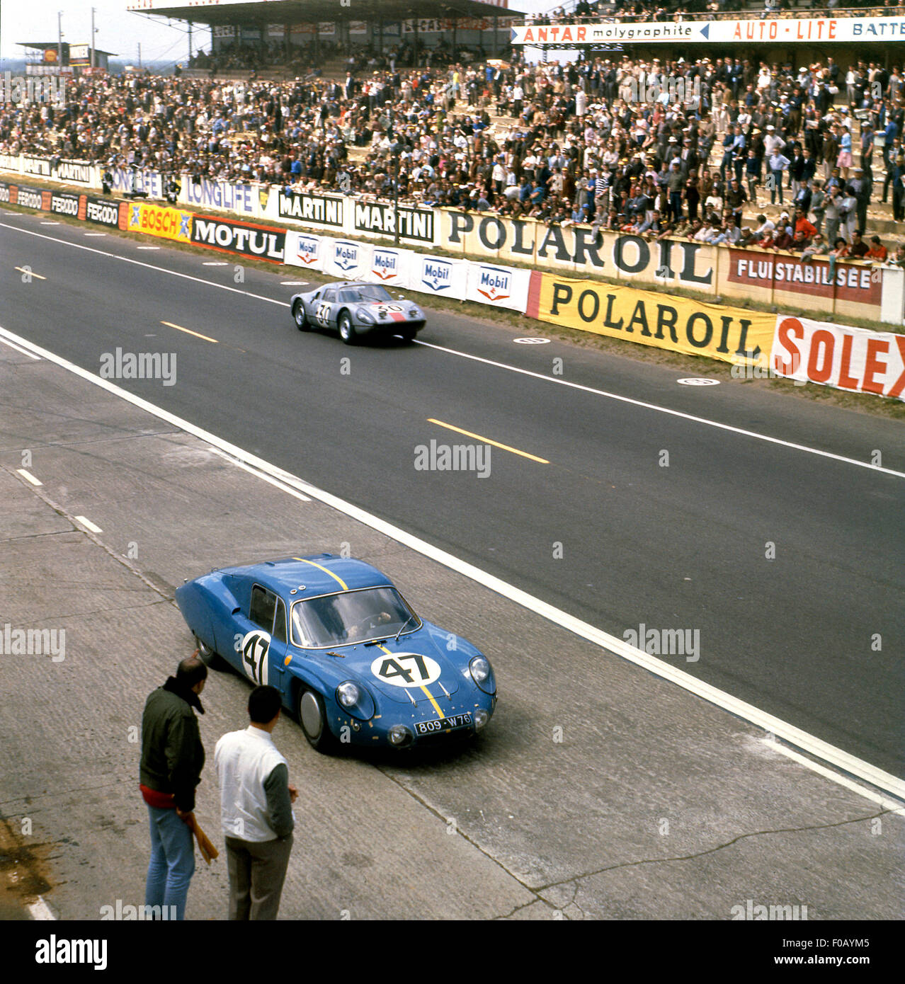 Le Mans 24 Stunden 1964. Nr. 47 Mauro Bianchi, Jean Vinatier Alpine M64 Renault, Nr. 30 Colin Davis, Gerhard Mitter im Porsche 904. Stockfoto
