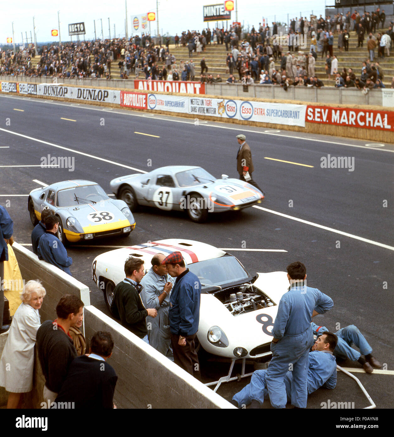 Le Mans 20. Juni 1965. Jo Siffert Maserati Tipo 65 im Ruhestand. Stockfoto