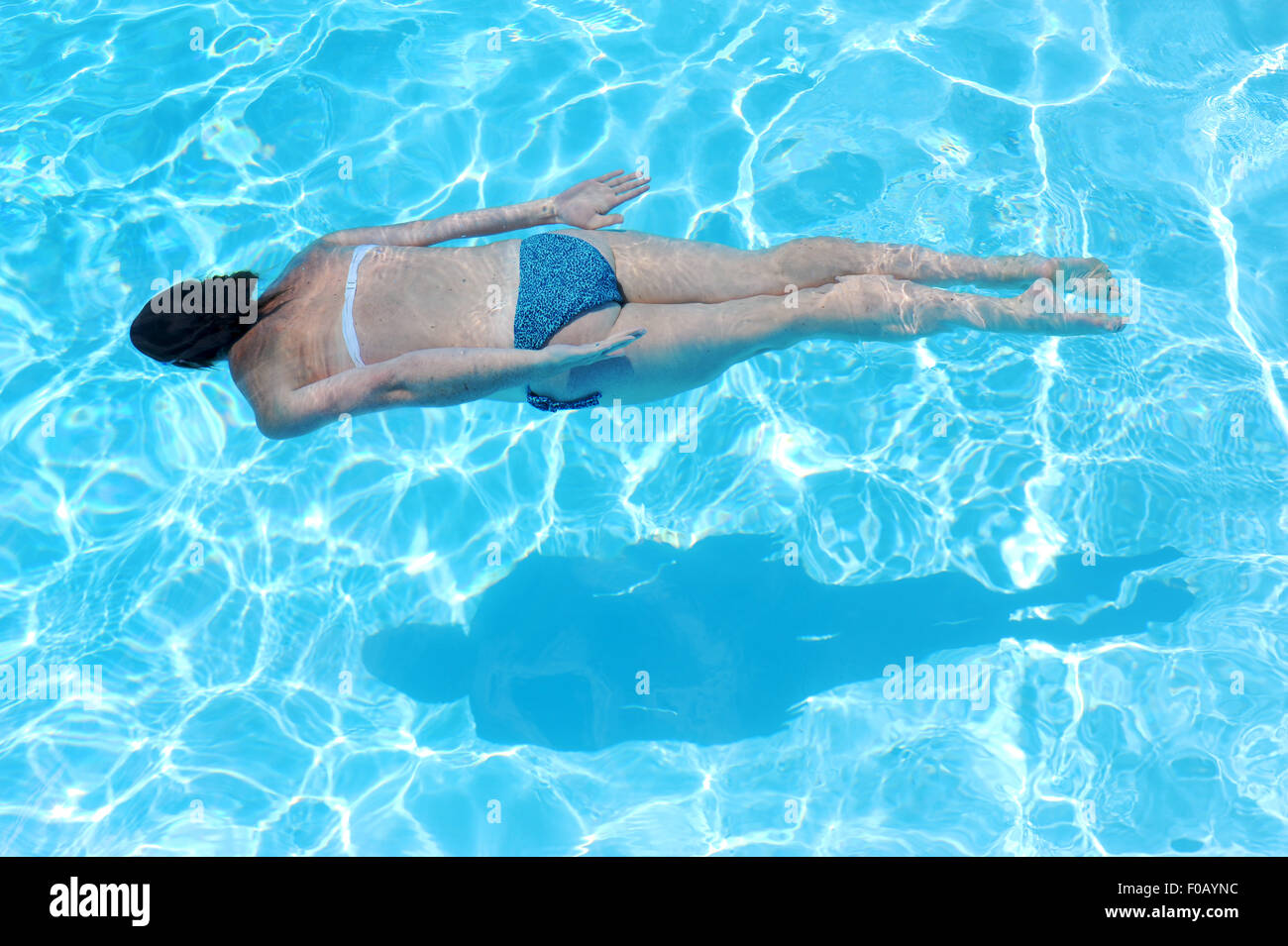 Junge Frau weiblich Tauchen im Urlaub mit einem Bikini - Frankreich Stockfoto