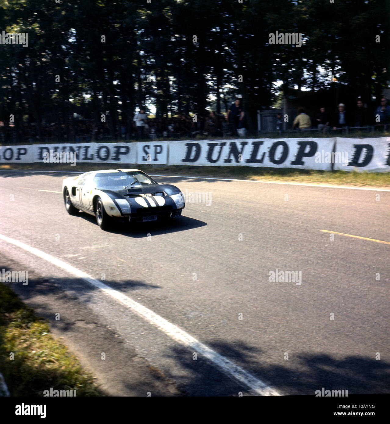 Le Mans 24 Stunden 22. Juni 1964 Richie Ginther, Masten Gregory Ford GT40 im Ruhestand. Stockfoto