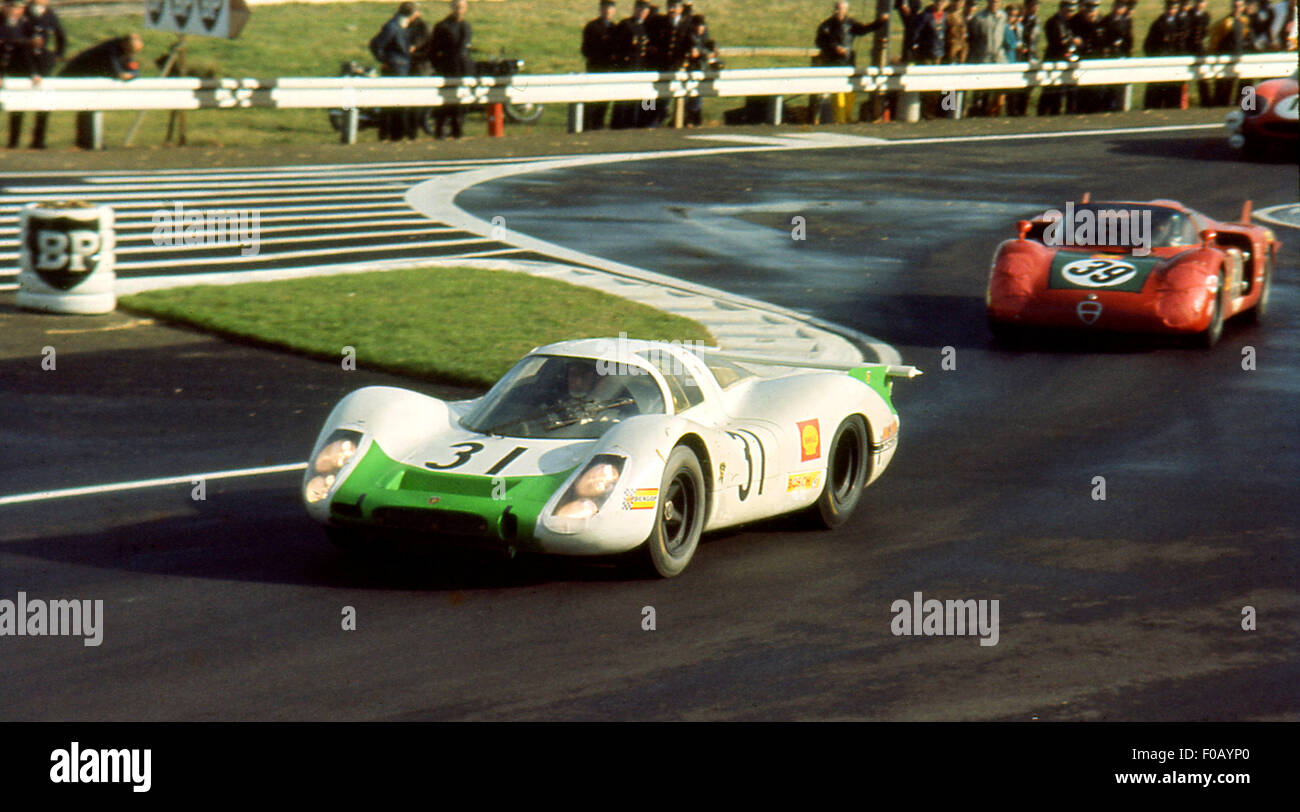 Le Mans 29. September 1968. No31 Jo Siffert, Hans Herrmann Porsche 908, Nr. 39 Ignazio Giunti, Nanni Galli Alfa Romeo T33-2. Stockfoto