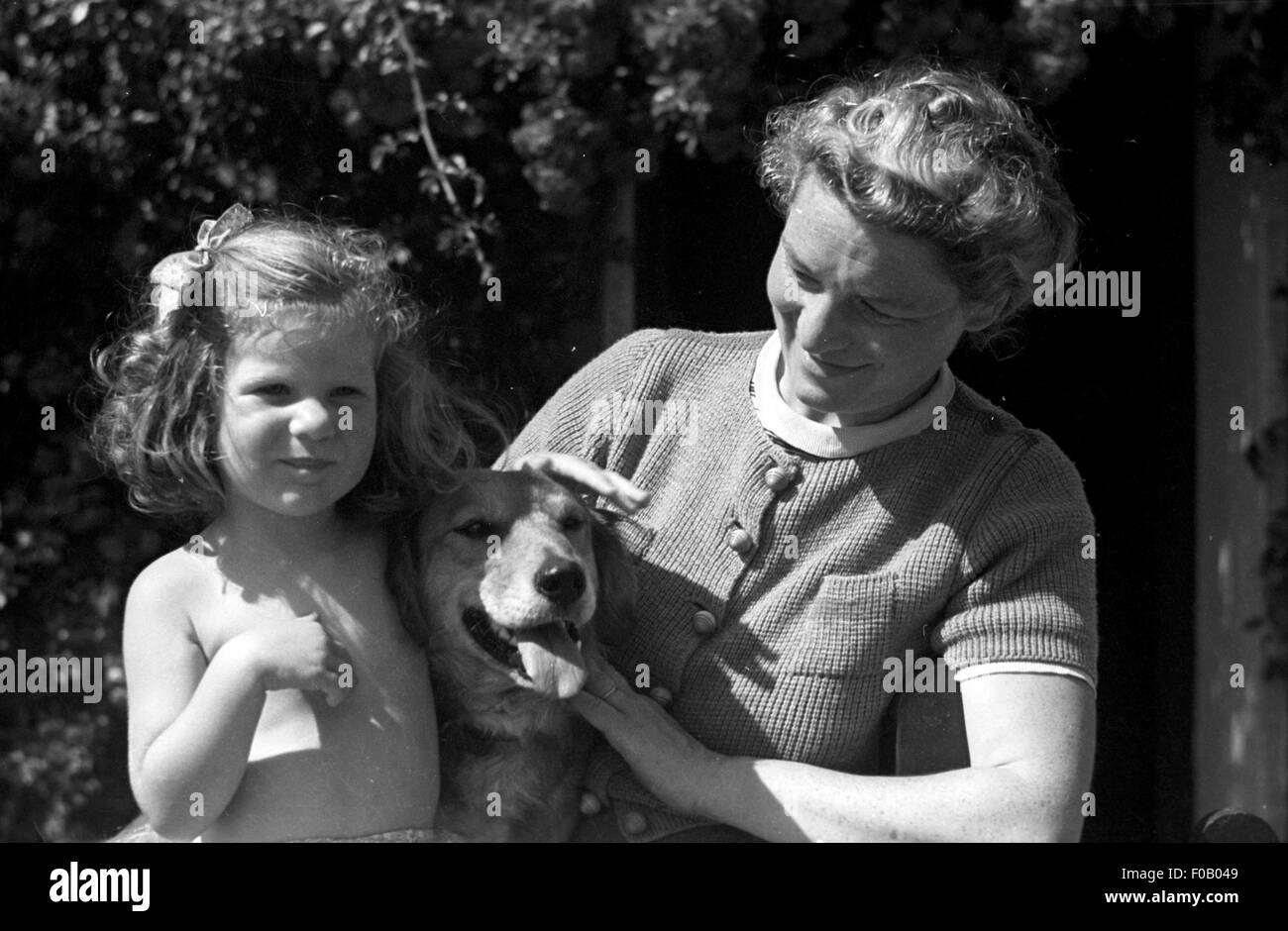 Eine Mutter und Tochter mit ihrem Hund Stockfoto