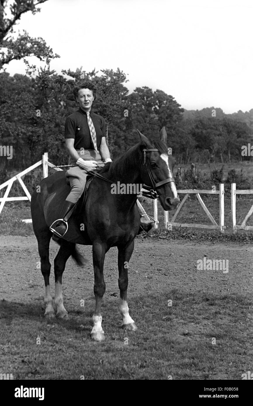 Eine Frau auf dem Rücken der Pferde Stockfoto