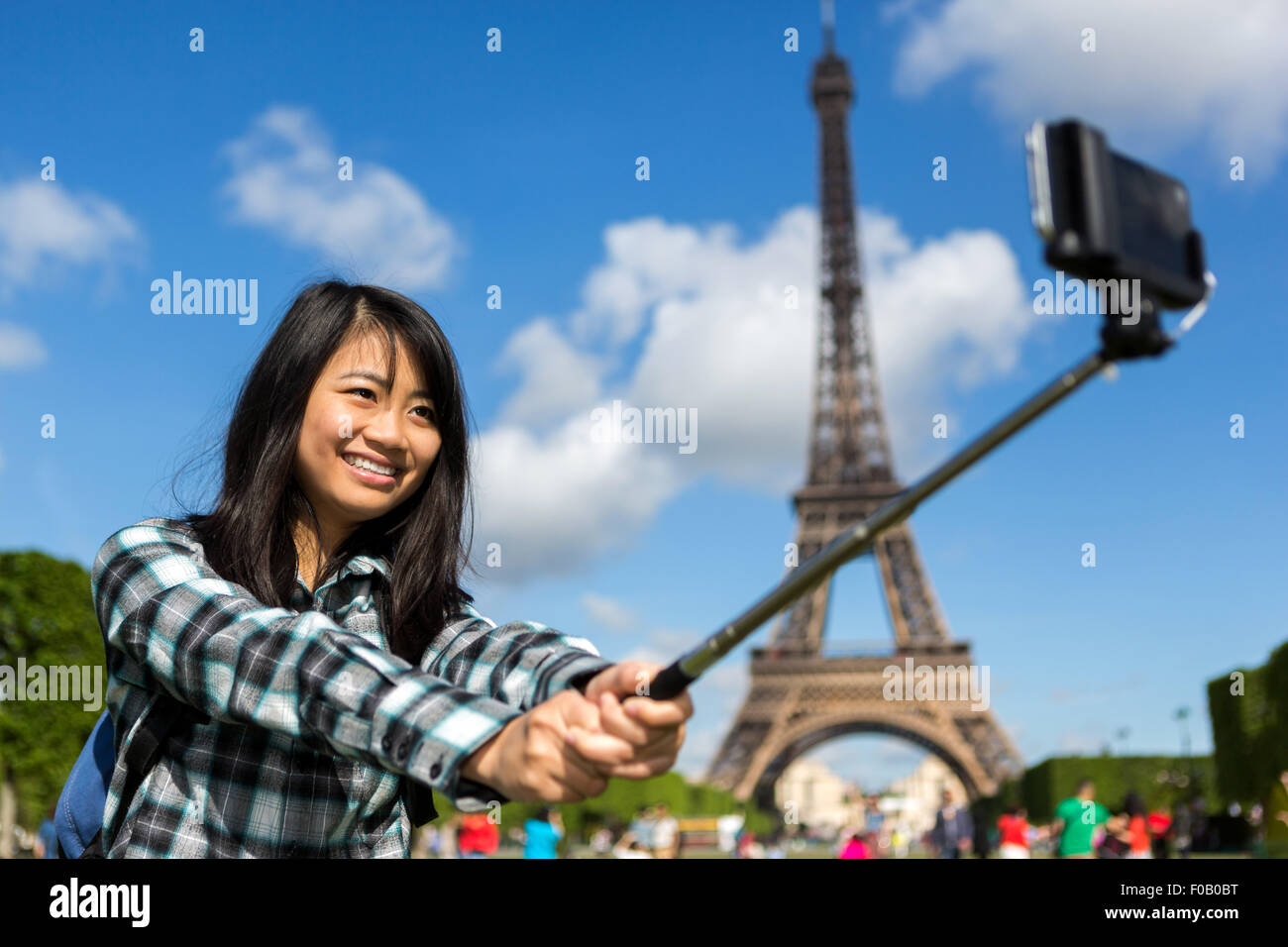 Blick auf eine junge attraktive asiatische Touristen in Paris nehmen selfie Stockfoto