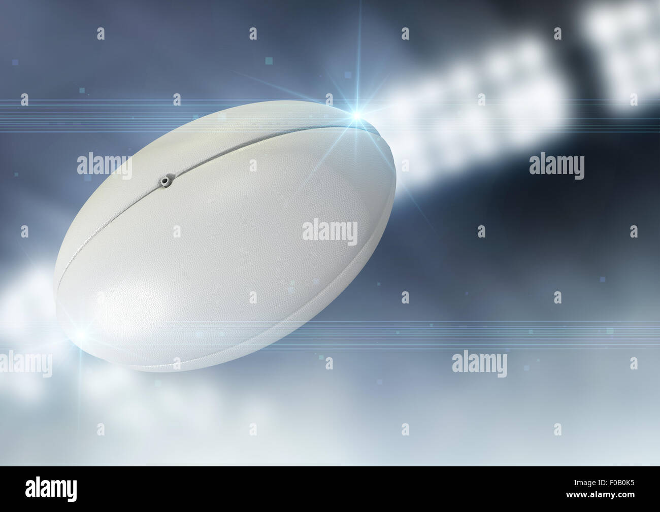 Eine regelmäßige Rugby-Ball auf einem Hintergrund Hallenstadion in der Nacht durch die Luft fliegen Stockfoto