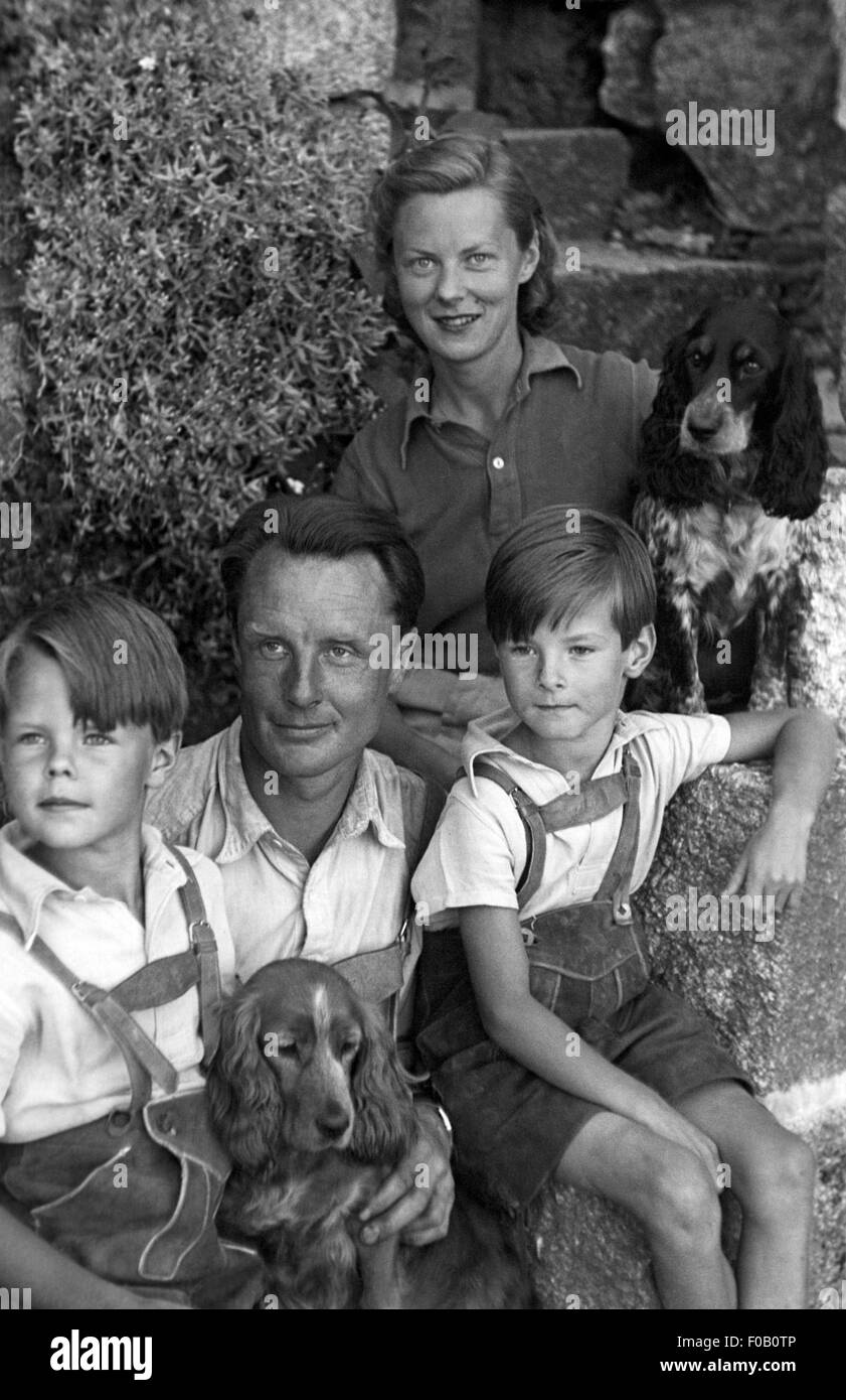 Porträt einer Familie sitzen in einem Garten Stockfoto