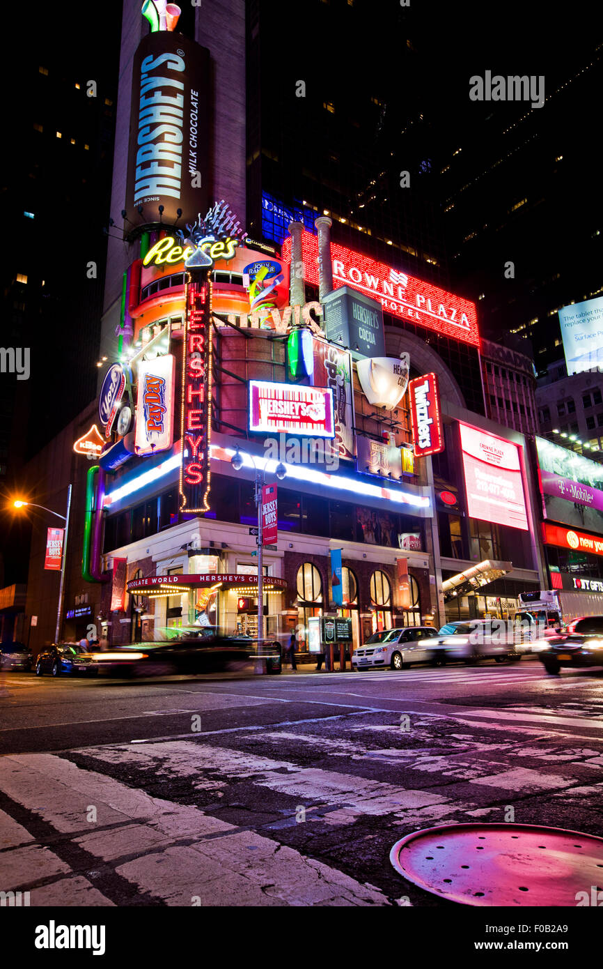 NEW YORK, USA - 28. Juni 2014: Die Zeichen auf die Hershey mit Sitz am Broadway, am Times Square Stockfoto