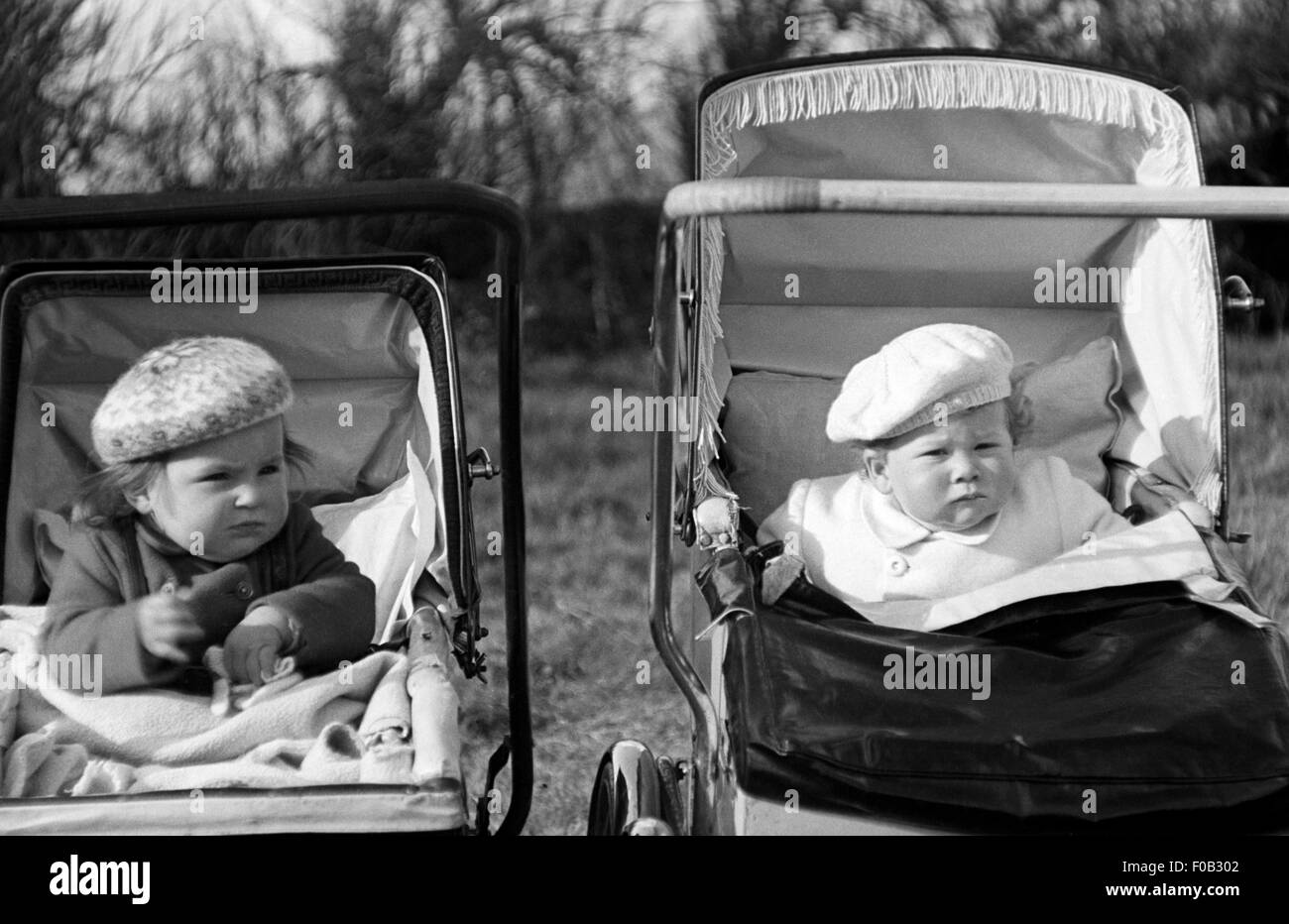 Zwei Kinder in ihren Kinderwagen Stockfoto
