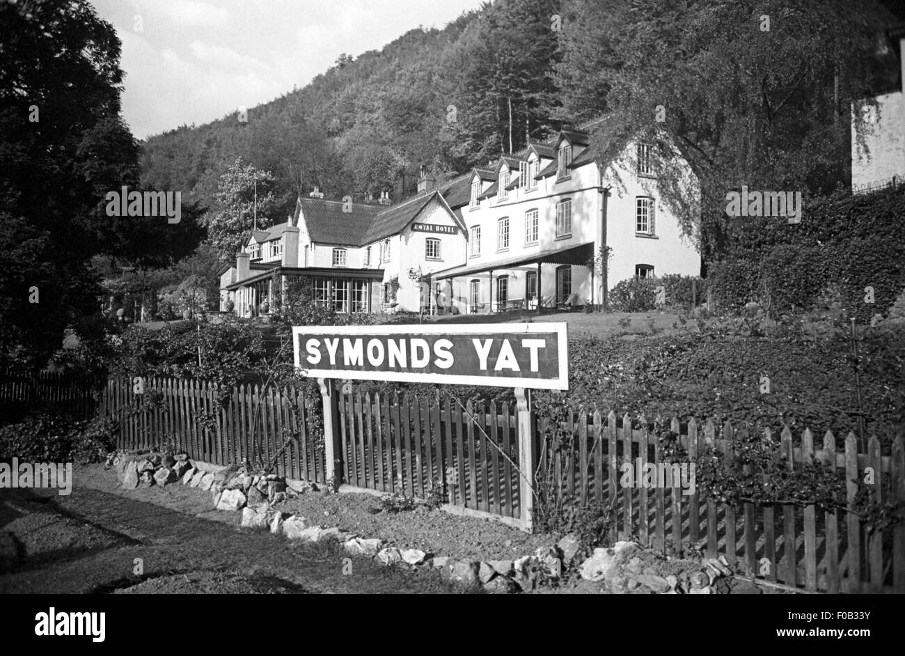 Ein Zeichen für Symonds Yat, einem Dorf in der Forest of Dean vor dem Royal Hotel Stockfoto