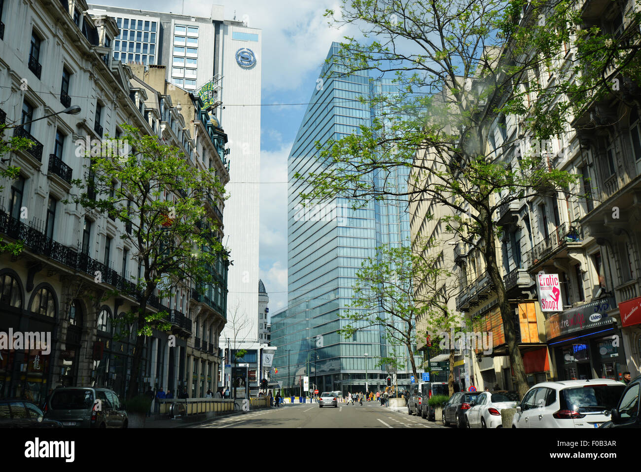 Blick auf eine Straße im Zentrum von Brüssel Withmodern Gebäude im Hintergrund Stockfoto