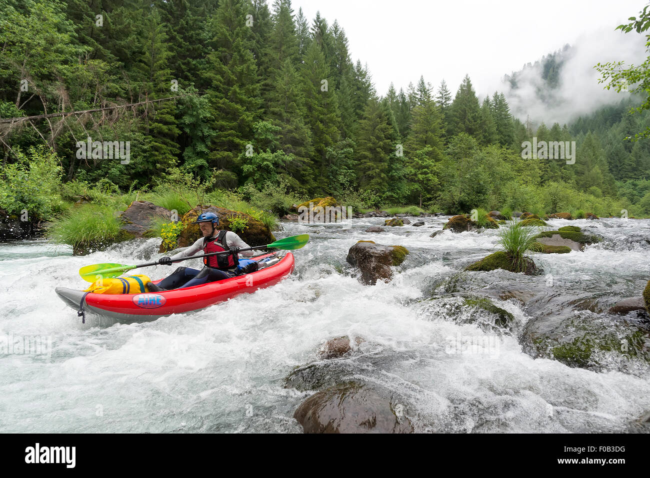 Paddeln ein aufblasbares Kajak auf der North Fork des Middle Fork Willamette River, Oregon. Stockfoto