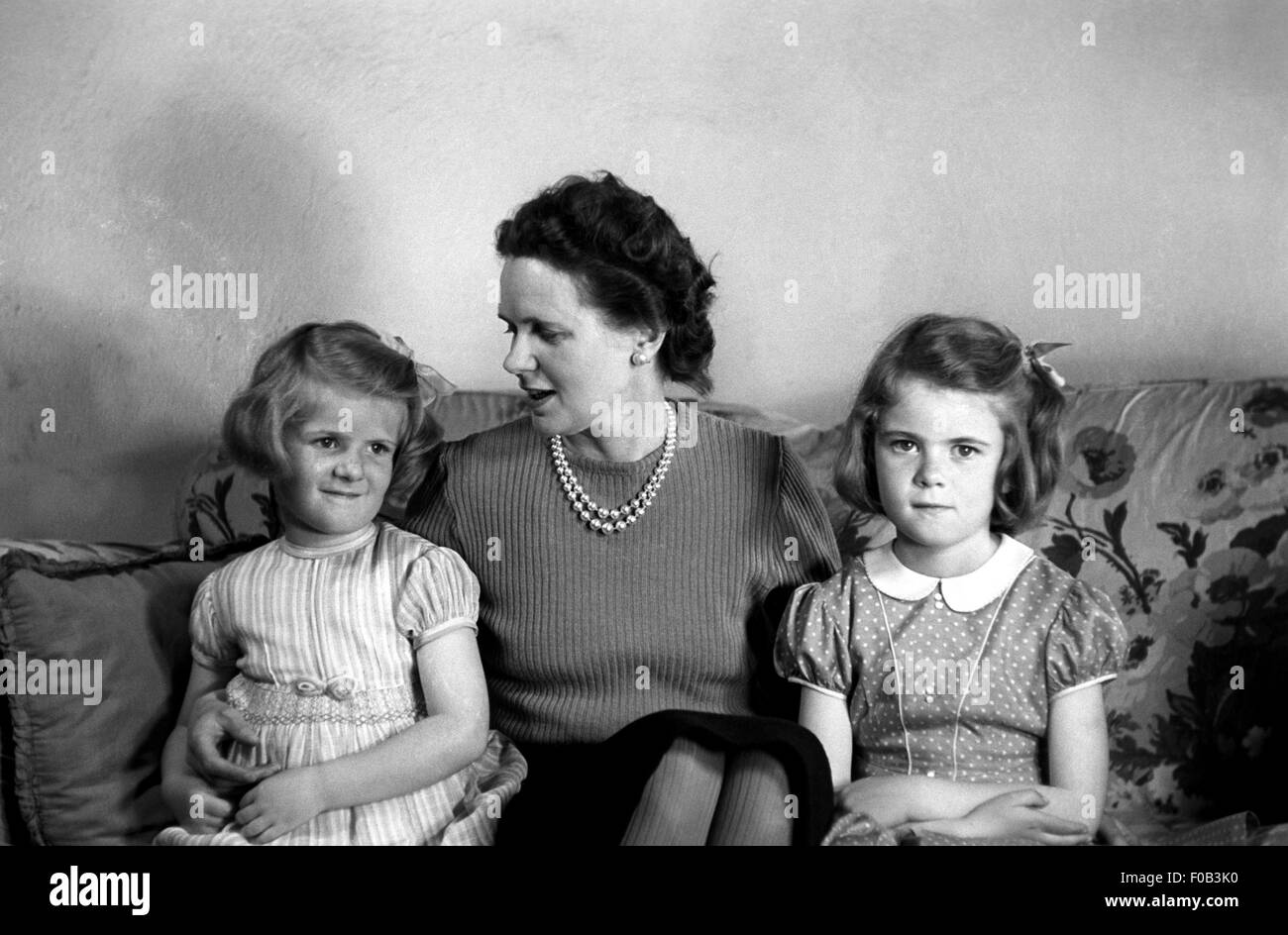 Eine Mutter mit ihren beiden Töchtern Stockfoto