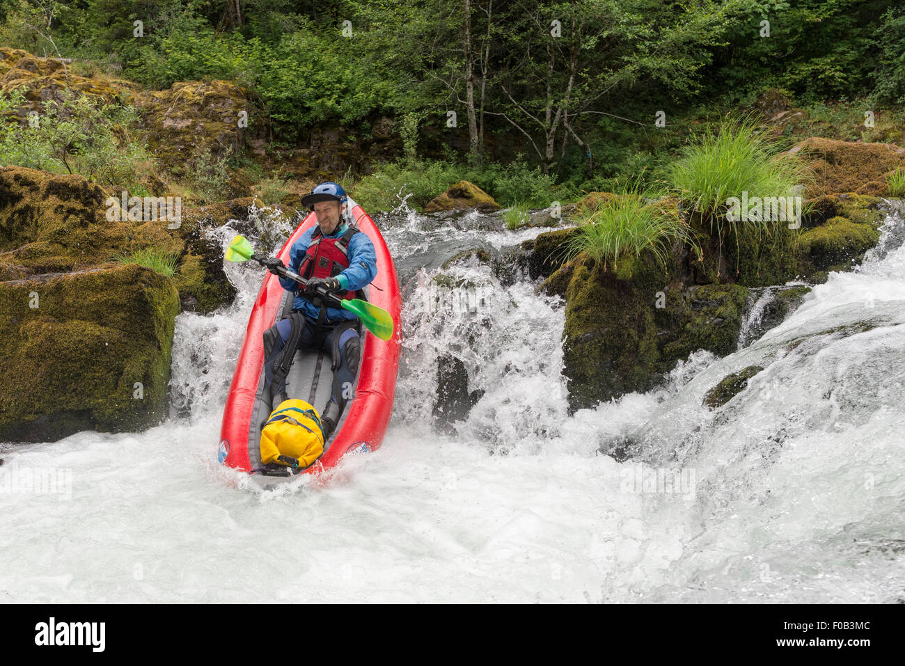 Paddeln ein aufblasbares Kajak auf der North Fork des Middle Fork Willamette River, Oregon. Stockfoto