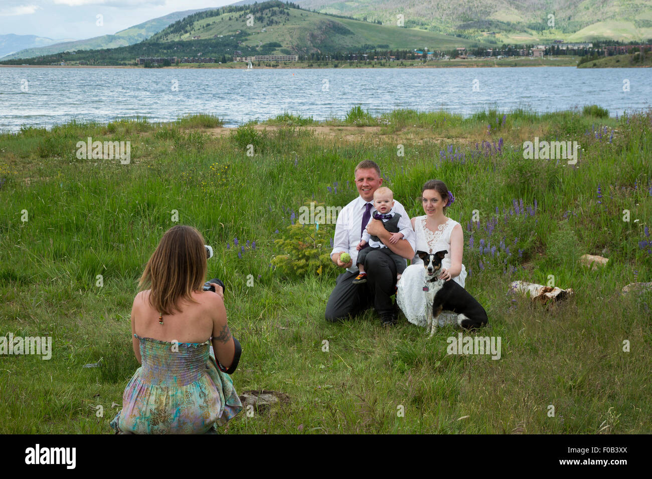 Dillon, Colorado - ein Fotograf nimmt Bilder während der Hochzeit eines jungen Paares. Stockfoto