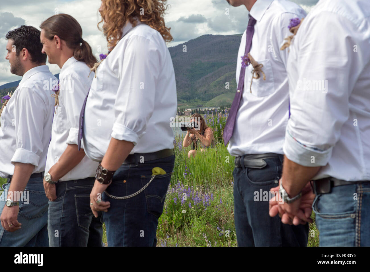 Dillon, Colorado - ein Fotograf nimmt Bilder während der Hochzeit eines jungen Paares. Stockfoto