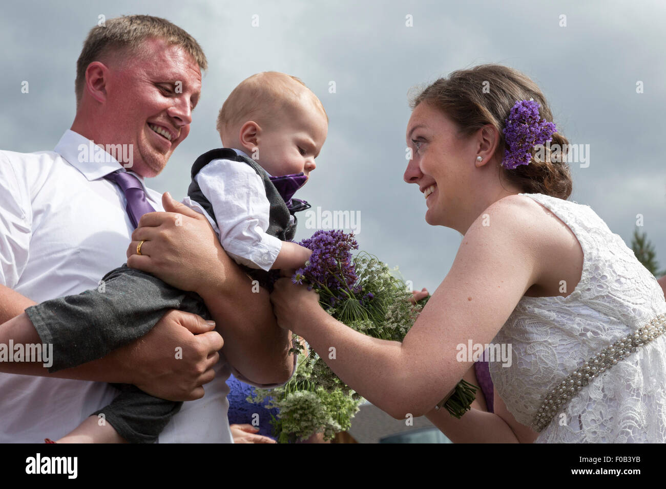 Dillon, Colorado - ein junges Paar feiert ihre Hochzeit mit ihrem einjährigen Sohn. Stockfoto