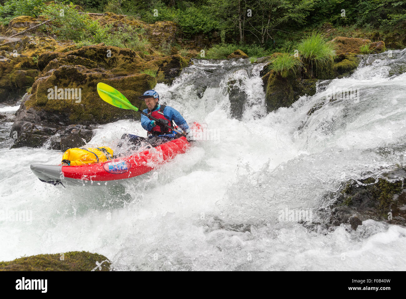Paddeln ein aufblasbares Kajak auf der North Fork des Middle Fork Willamette River, Oregon. Stockfoto