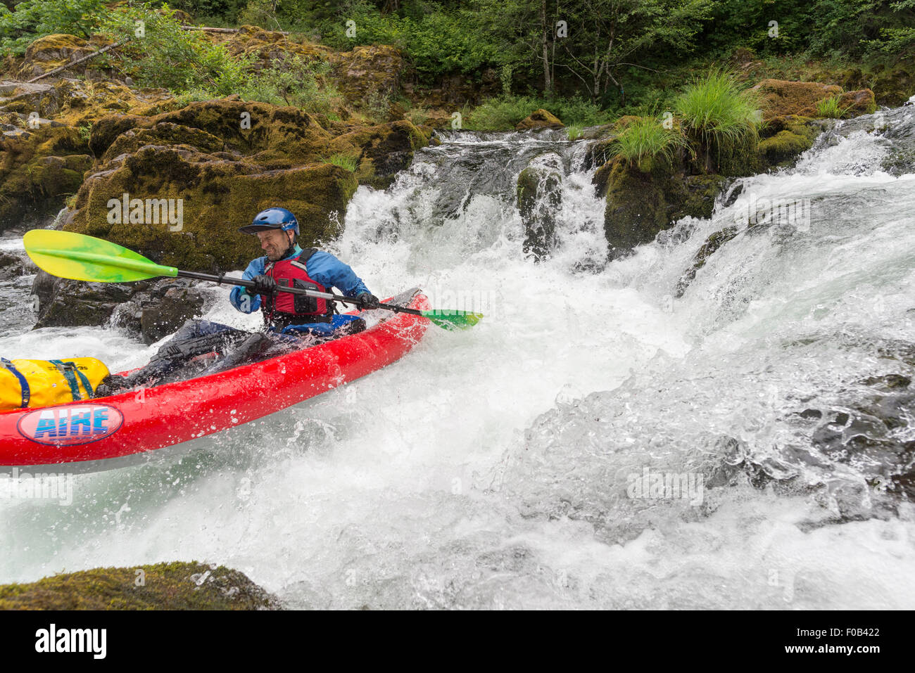 Paddeln ein aufblasbares Kajak auf der North Fork des Middle Fork Willamette River, Oregon. Stockfoto