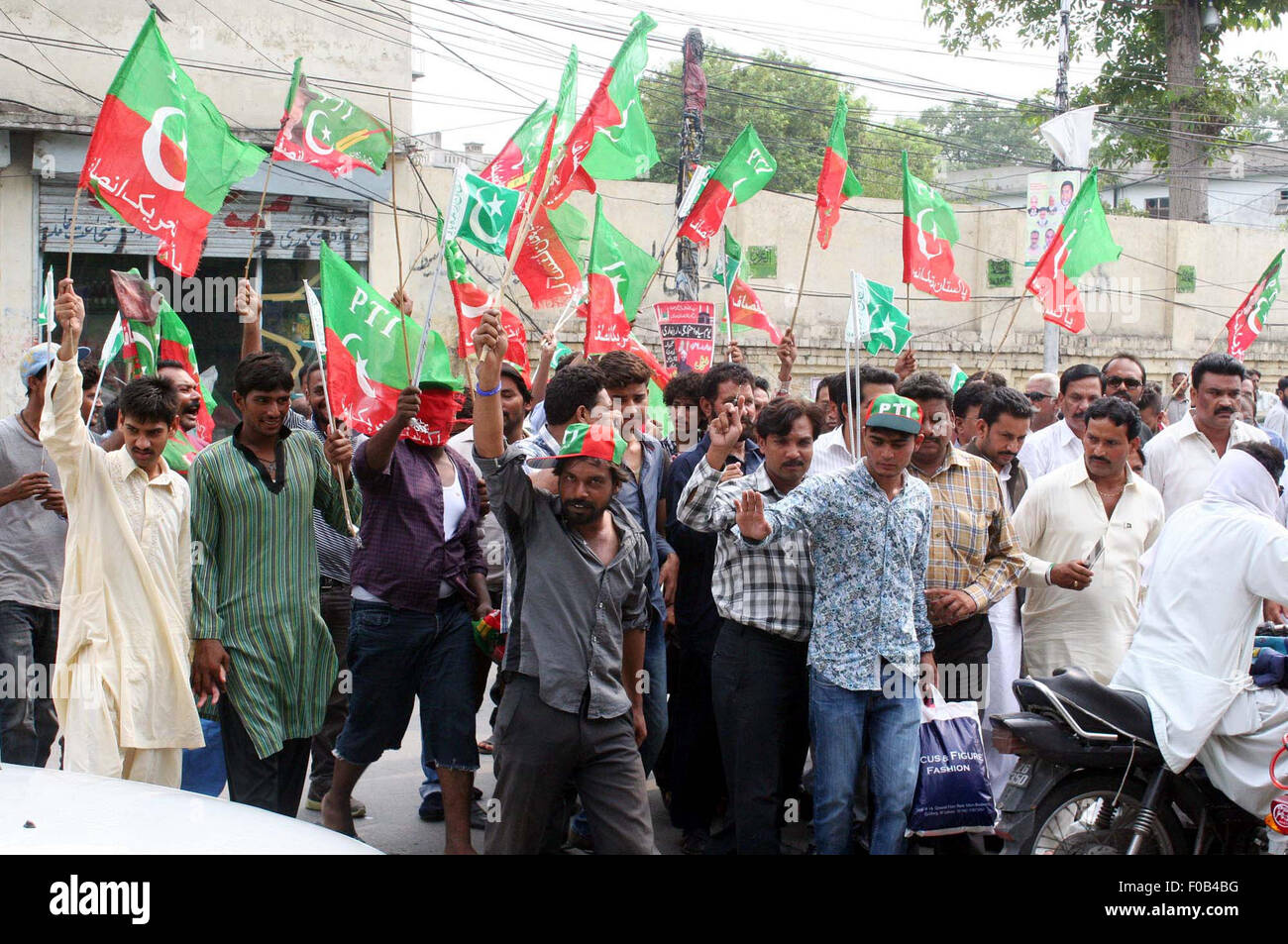 Mitglieder der Tehreek-e-Insaf (PTI Minderheiten Flügel) chant Parolen während Demonstration im Zusammenhang mit der nationalen Minderheiten Tag in Lahore Club auf Dienstag, 11. August 2015 drücken. Stockfoto