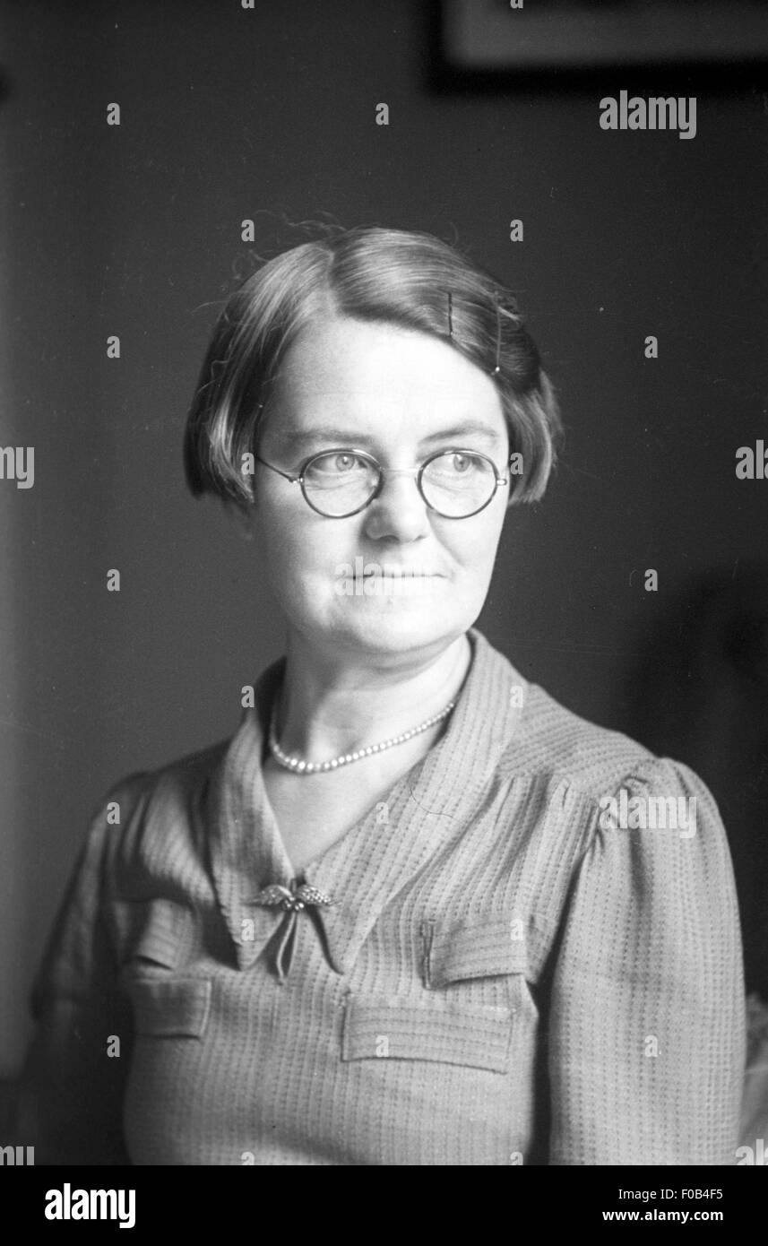 Eine Frau mit Brille auf. Stockfoto
