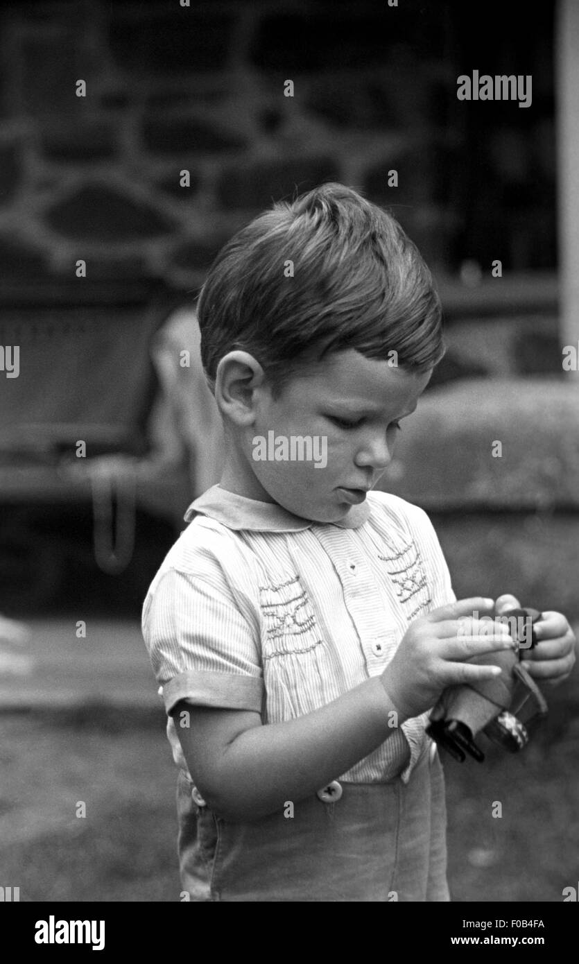 Ein kleiner Junge mit einem Spielzeug. Stockfoto