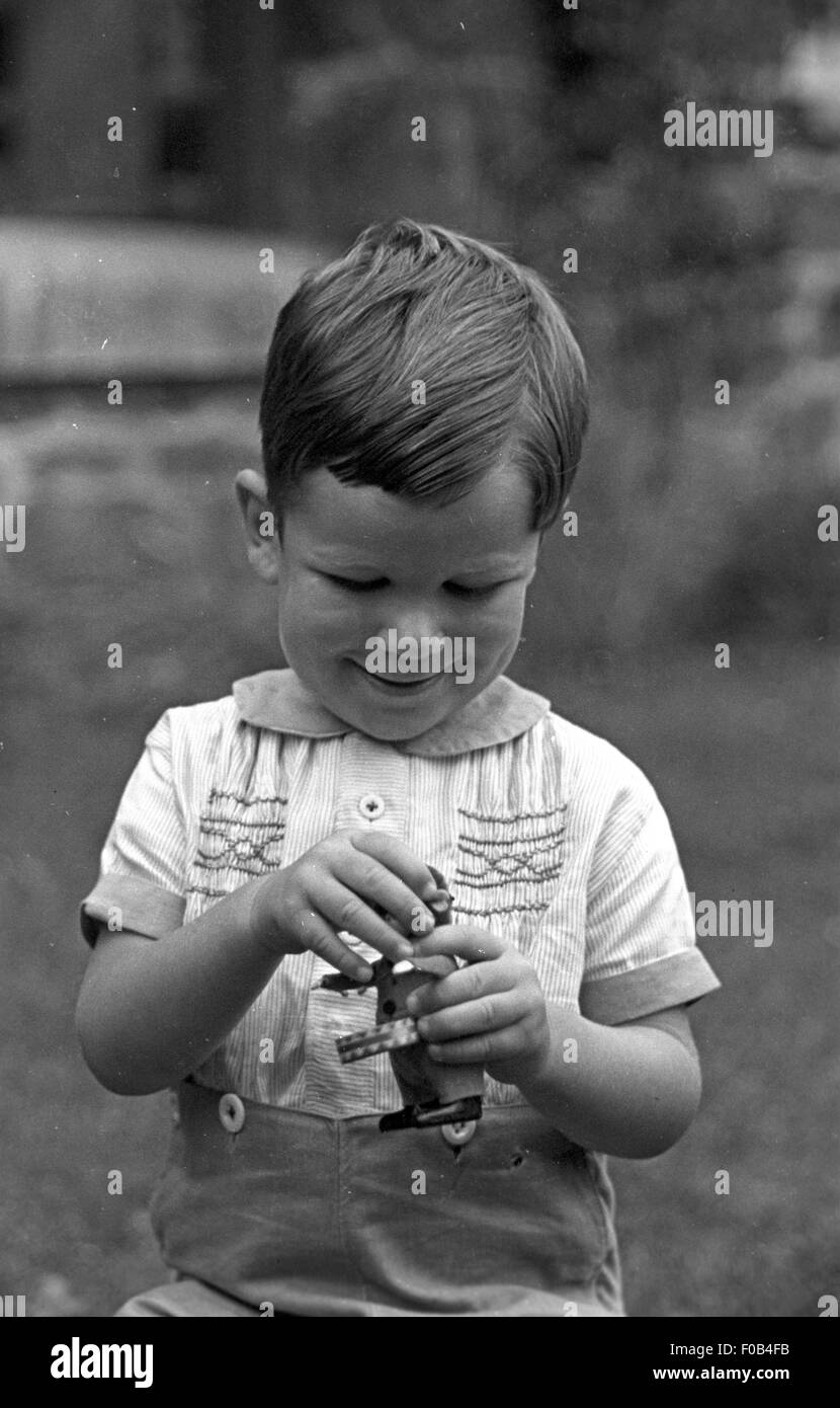 Ein kleiner Junge mit einem Spielzeug. Stockfoto