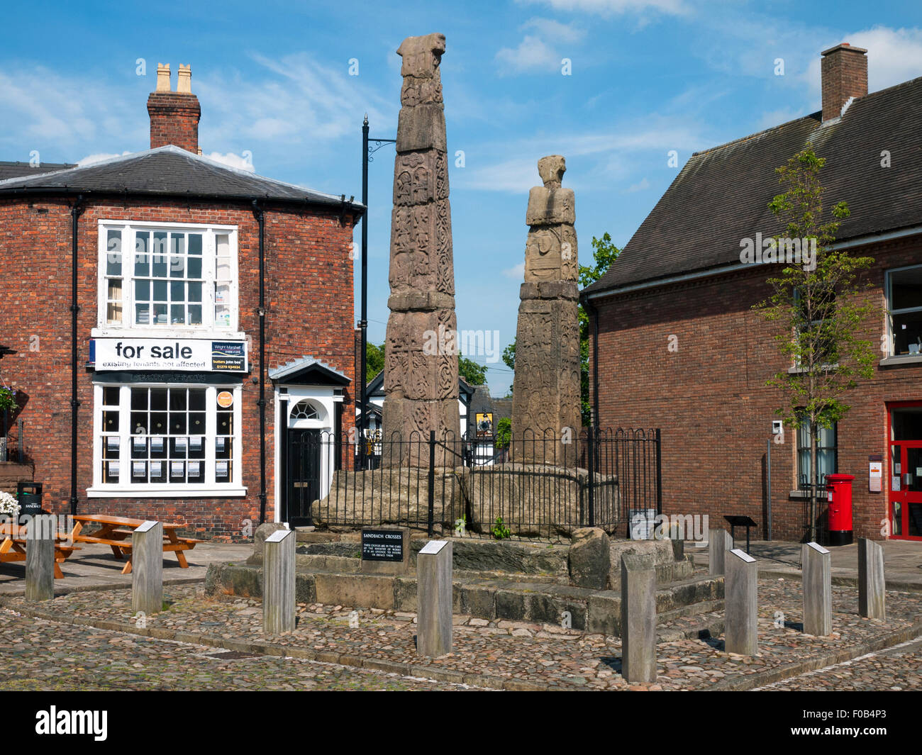 Der Sandbach Kreuze, zwei 9. Jahrhundert Stein angelsächsischen kreuzen. Marktplatz, Sandbach, Cheshire, England, Vereinigtes Königreich Stockfoto