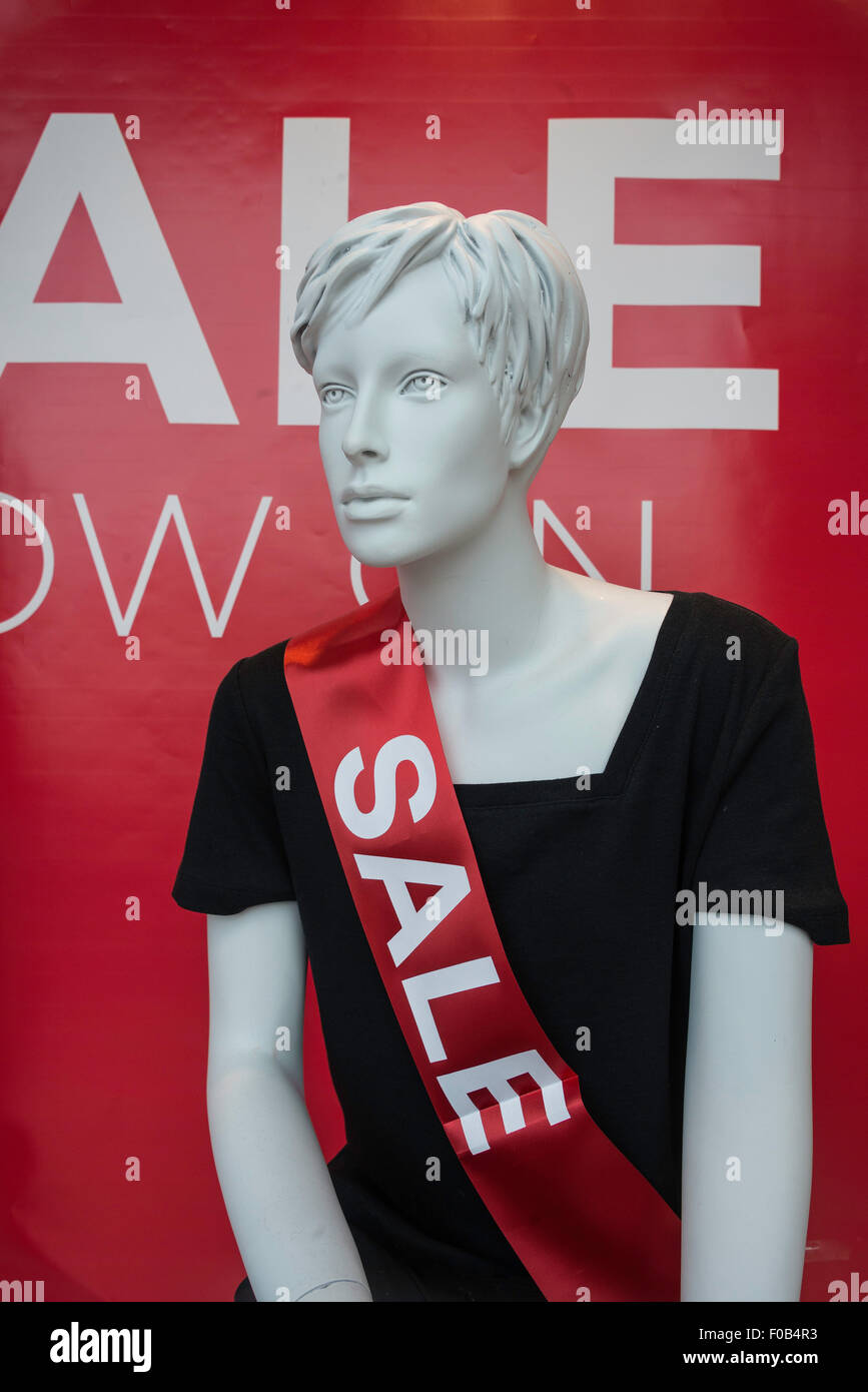 Verkauf-Schaufenster mit Dummy, High Street, Daventry, Northamptonshire, England, Vereinigtes Königreich Stockfoto