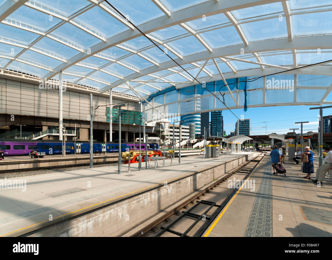 Neue Metrolink-Straßenbahn-Haltestelle und das neue ETFE-Dach nach der Sanierung funktioniert, Victoria Station, Manchester, England, UK Stockfoto