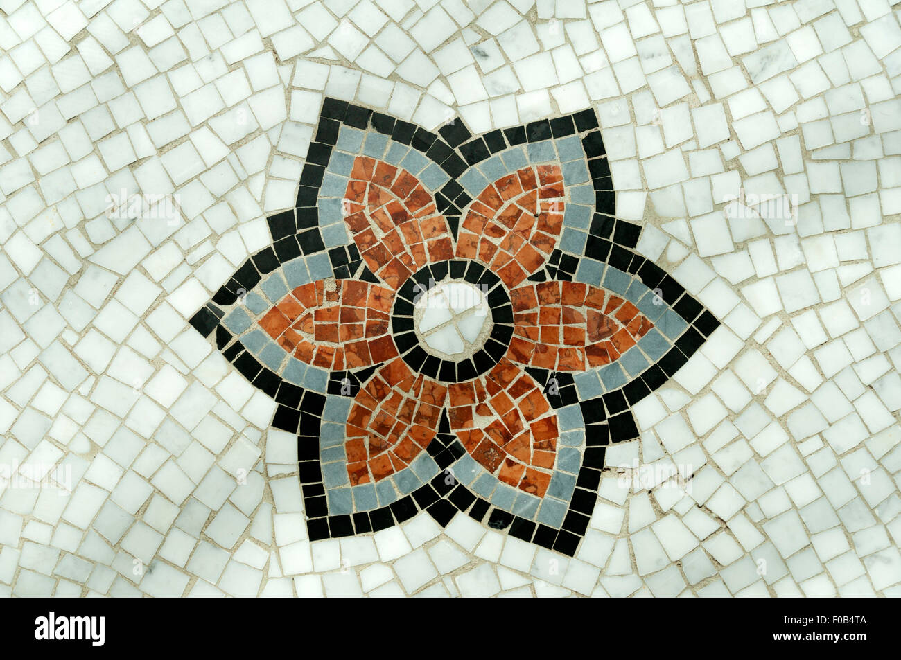 Mosaik auf dem Boden der Link Eingang zwischen dem Rathaus und der Zentralbibliothek, Library gehen, Manchester, England, UK. Stockfoto