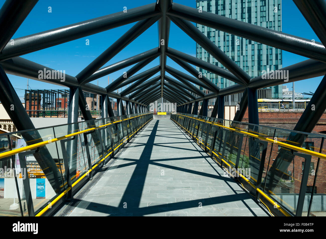 The Exhibition Bridge, Whitworth Street, Deansgate-Castlefield, Manchester, England, Großbritannien. Kurz nach Abschluss einer umfassenden Renovierung. Stockfoto