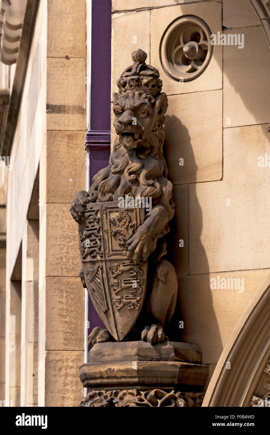 Statue eines Löwen an der Tür des Lawrence Gebäude, Mount Street, Manchester, England, UK.  Pennington und Brigden, 1874 Stockfoto