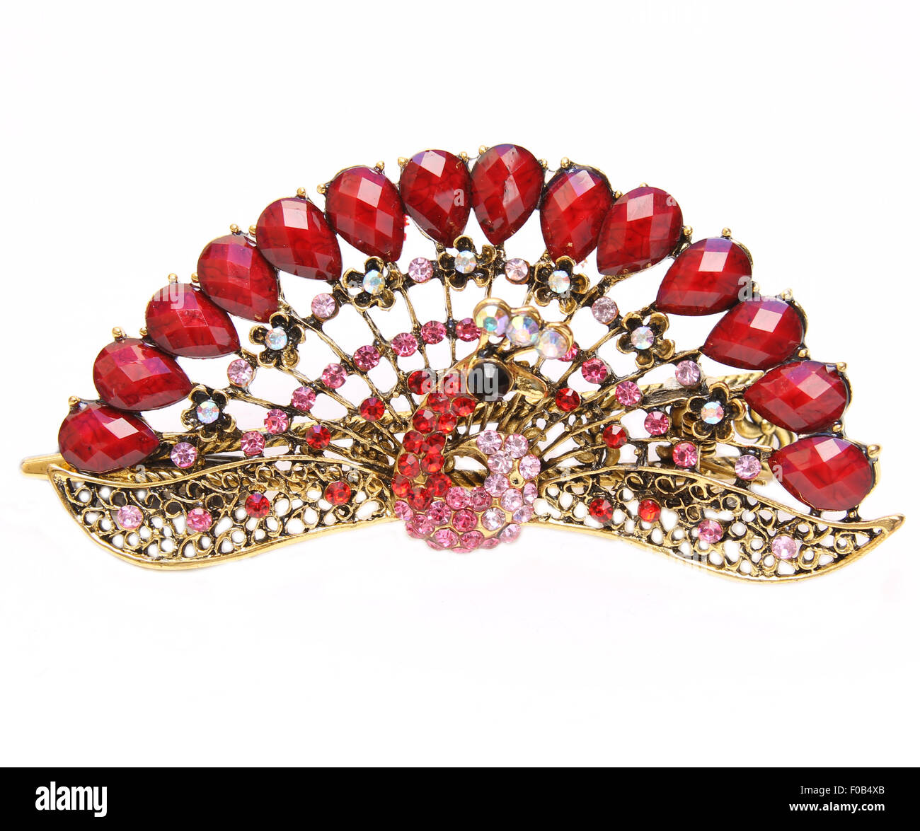 Schöne Metall Haarspange mit rosa Steinen, weißen Hintergrund in Form von einem Pfau Stockfoto