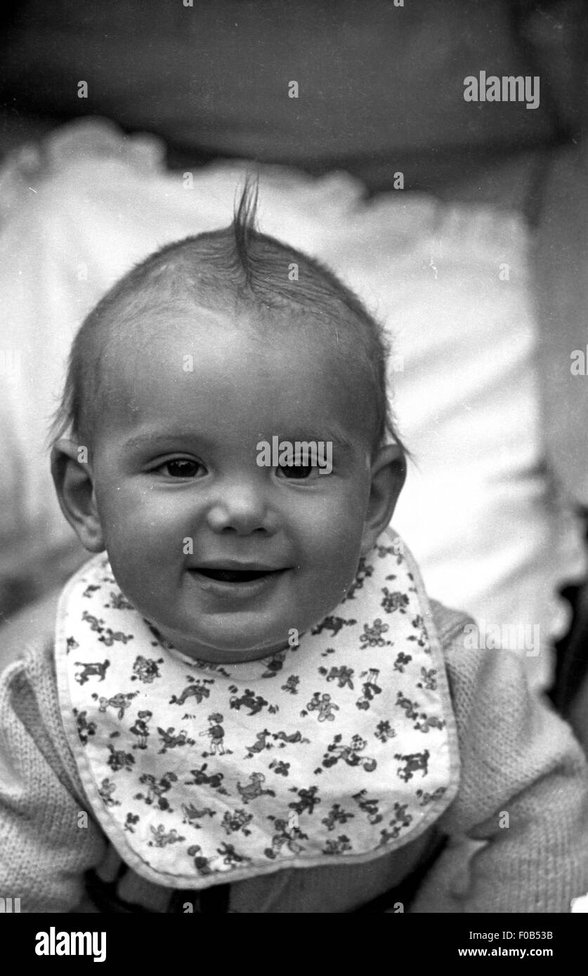 Baby posiert für die Kamera. Stockfoto