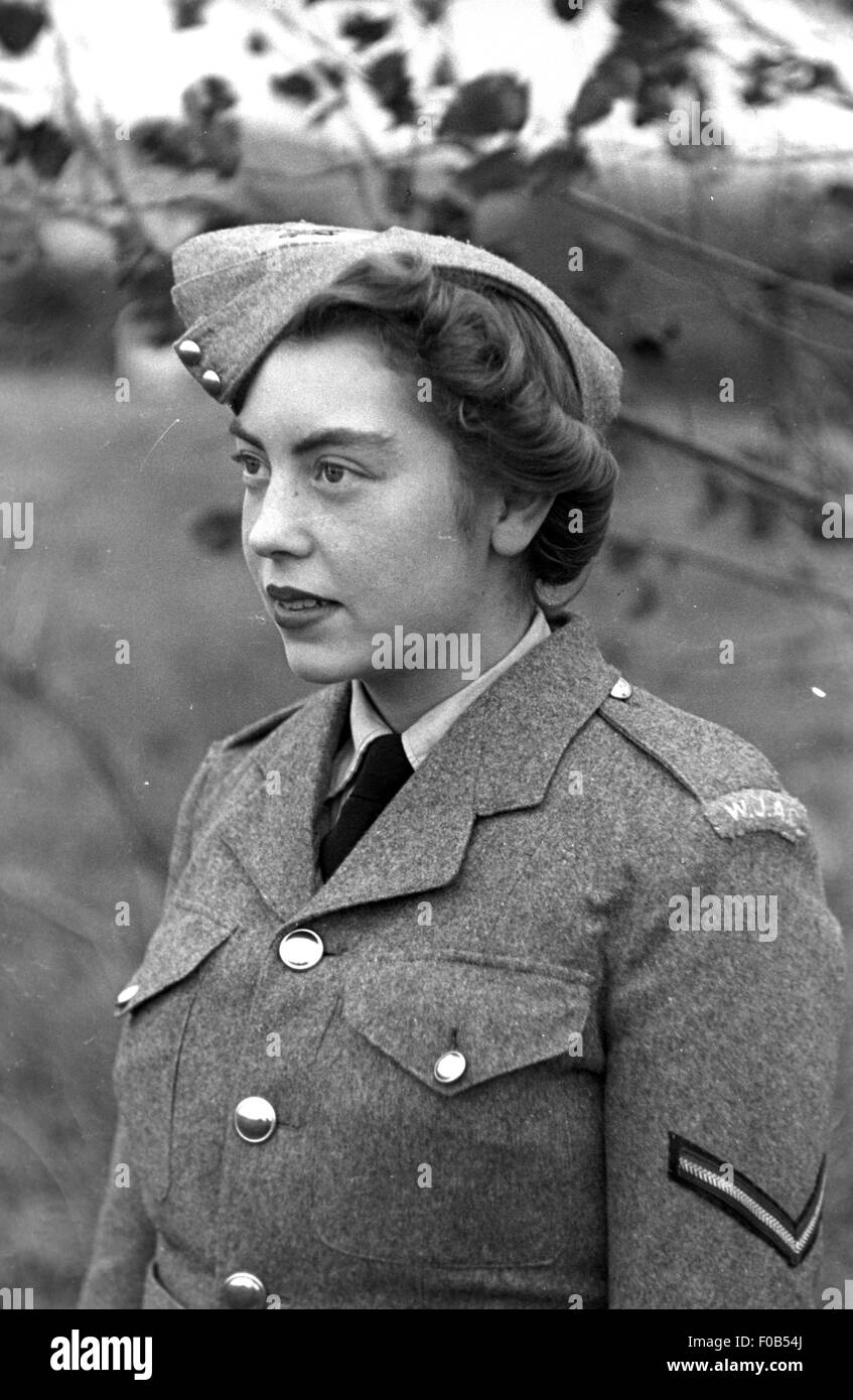 Eine junge Frau in Uniform. Stockfoto
