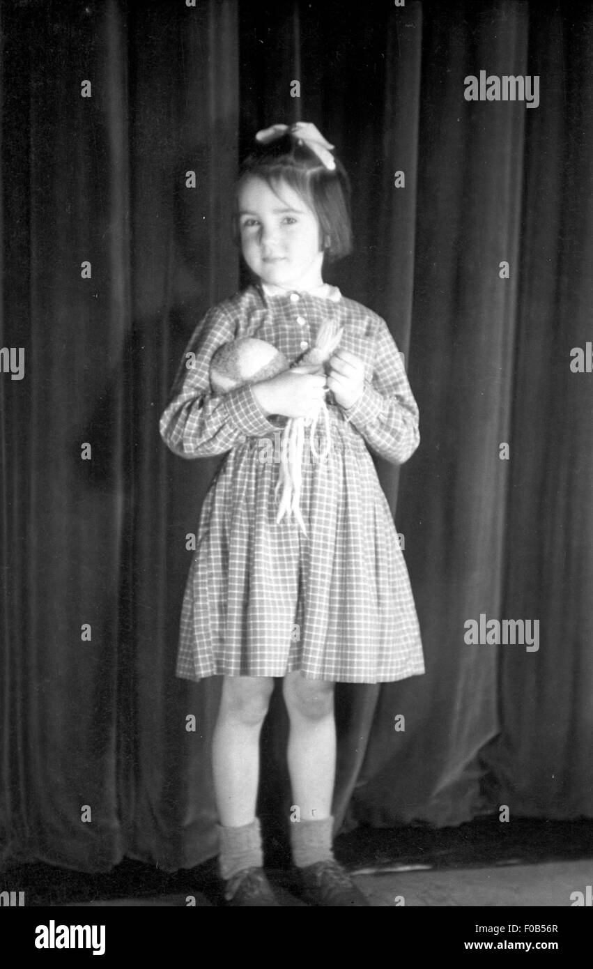 Ein junges Mädchen in einem aufgegebenen Kleid Stockfoto
