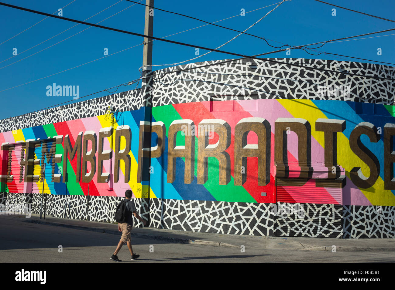 2014 HISTORISCHES WANDGEMÄLDE „I REMEMBER PARADISE“ („ICH ERINNERE MICH AN DAS PARADIES“) („MACKIVER“ 2013) NW 27TH STREET WYNWOOD NACHBARSCHAFT MIAMI FLORIDA USA Stockfoto