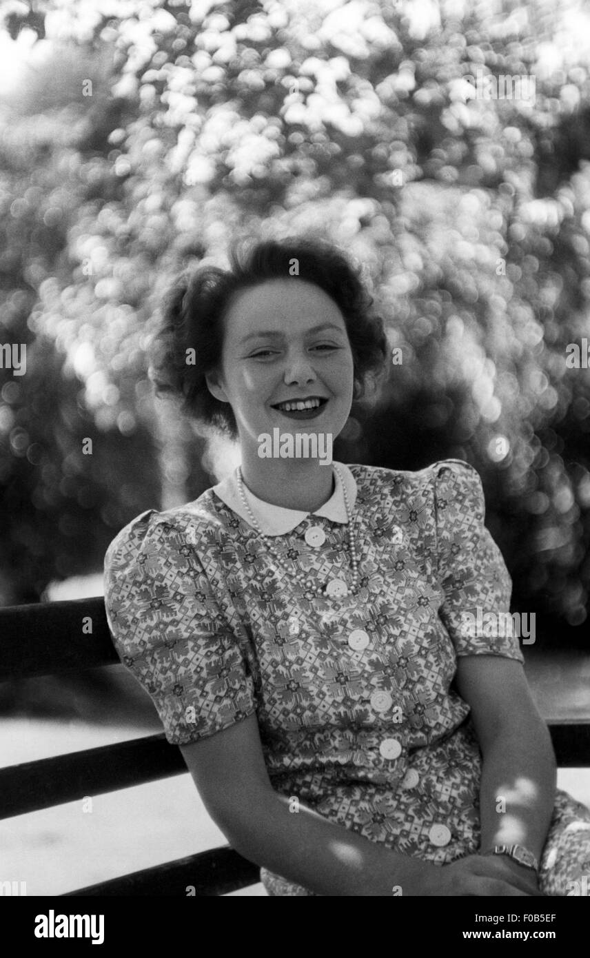 Porträt einer Frau, die im Freien sitzen Stockfoto