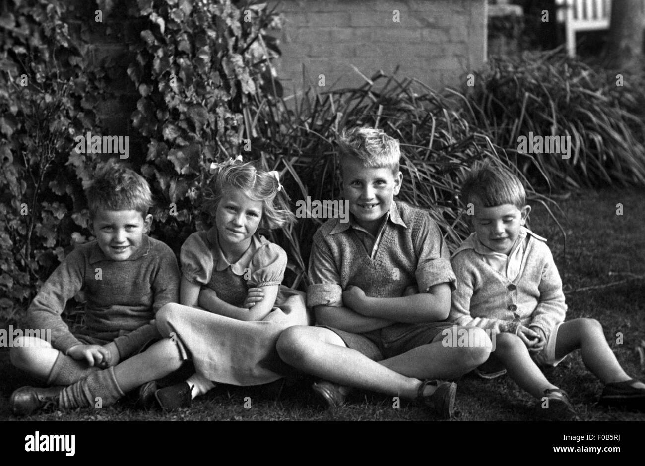 Eine Gruppe von vier Kindern im Garten Stockfoto