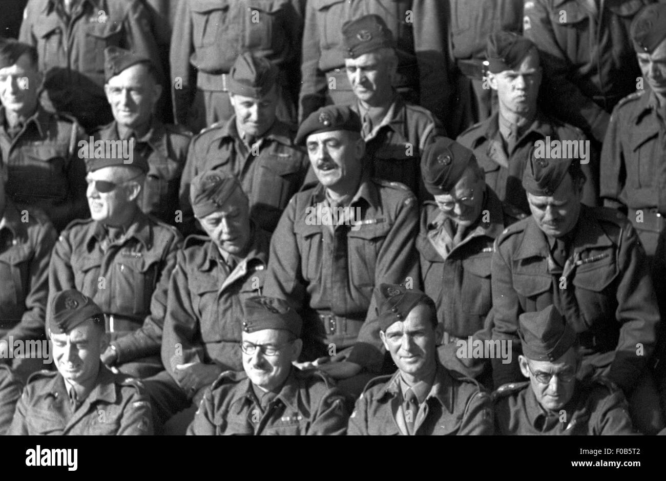 Gruppe Schuss der Männer von der Heimwehr in Uniform während des zweiten Weltkriegs. Stockfoto